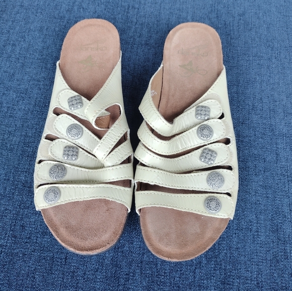 Dansko Janie Ivory Leather Medallion Buttons Slides Sandals Size 40 EU 9 US - Picture 1 of 7
